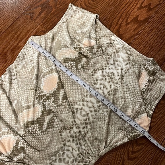 Kenneth Cole NY women’s snakeskin python jersey rushed top sleeveless neutral M - Picture 8 of 14